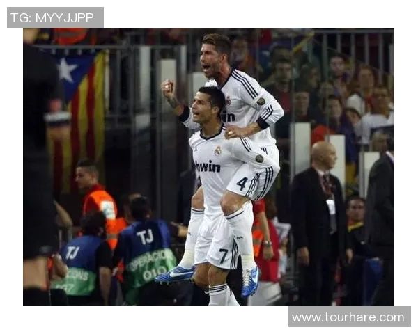 足球巨星赛场激情亲吻瞬间引发全球球迷热议