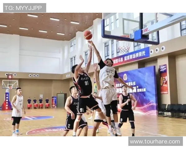 足球球星挑战篮球技巧展现别样风采脚踢篮球突破运动极限 足球球星挑战篮球技巧展现别样风采脚踢篮球突破运动极限